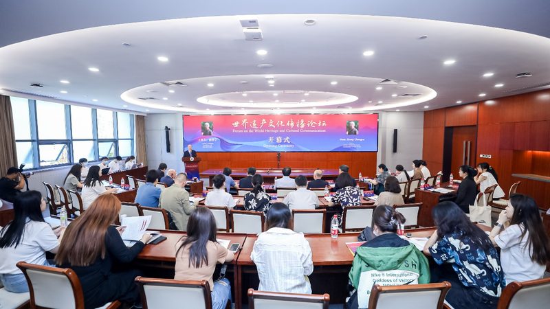 在挑选短视频拍摄厂家时，应关注以下方面：